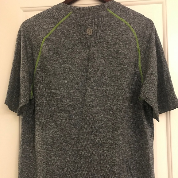 Men's Lululemon T-shirt - Picture 2 of 2